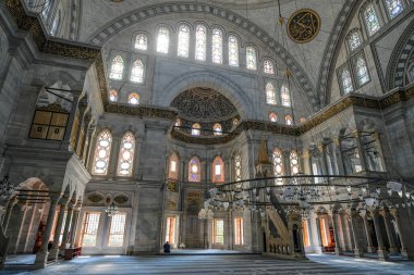 İstanbul, Türkiye - 12 Eylül 2024: İstanbul, Türkiye 'deki Nuruosmaniye Camii İçişleri.