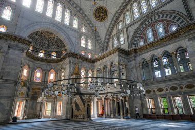 İstanbul, Türkiye - 12 Eylül 2024: İstanbul, Türkiye 'deki Nuruosmaniye Camii İçişleri.