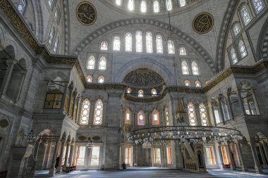 İstanbul, Türkiye - 12 Eylül 2024: İstanbul, Türkiye 'deki Nuruosmaniye Camii İçişleri.
