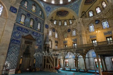 İstanbul, Türkiye - 13 Eylül 2024: İstanbul, Türkiye 'deki Sokollu Mehmed Paşa Camiinin İçi.