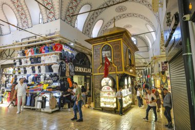 İstanbul, Türkiye - 12 Eylül 2024: İstanbul 'daki Büyük Pazar dünyanın en büyük ve en eski kapalı pazarlarından biri, Türkiye.