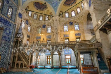 İstanbul, Türkiye - 13 Eylül 2024: İstanbul, Türkiye 'deki Sokollu Mehmed Paşa Camiinin İçi.