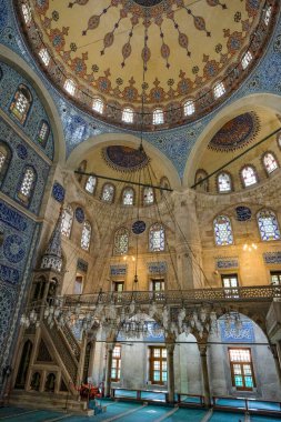 İstanbul, Türkiye - 13 Eylül 2024: İstanbul, Türkiye 'deki Sokollu Mehmed Paşa Camiinin İçi.