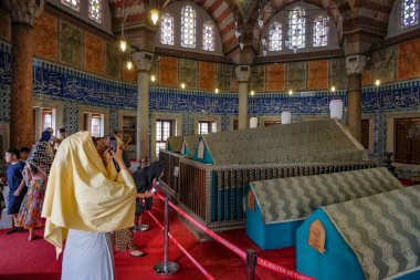 İstanbul, Türkiye - 14 Eylül 2024: İstanbul 'da Muhteşem Sultan Süleyman' ın türbesini ziyaret eden insanlar. Anıt mezar Süleyman Camii kompleksinin içinde yer almaktadır..