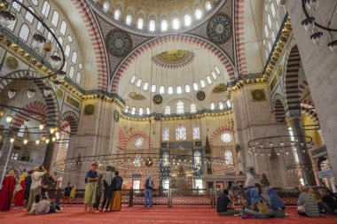 İstanbul, Türkiye - 14 Eylül 2024: İstanbul, Türkiye 'deki Osmanlı İmparatorluk Camii, Süleyman Camii' ni ziyaret edenler.