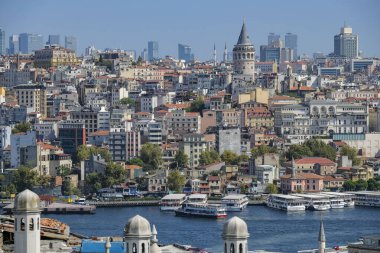 İstanbul, Türkiye - 14 Eylül 2024: Galata Kulesi manzarası, İstanbul, Türkiye 'nin Beyoğlu ilçesinde eski bir Ceneviz kulesi.