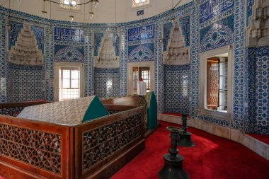 İstanbul, Türkiye - 14 Eylül 2024: İstanbul 'da Muhteşem Sultan Süleyman' ın eşi Hürrem Anıtmezarı. Anıt mezar Süleyman Camii kompleksinin içinde yer almaktadır..