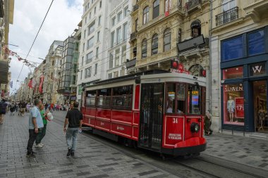 İstanbul, Türkiye - 15 Eylül 2024: İstanbul, Türkiye 'nin tarihi Beyoğlu ilçesinde İstiklal Caddesi üzerinde bir tramvay