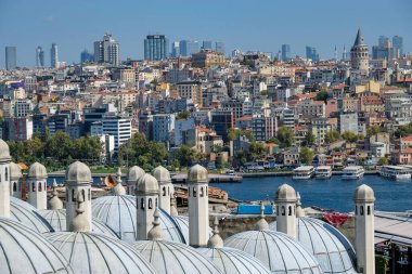 İstanbul, Türkiye - 14 Eylül 2024: Galata Kulesi manzarası, İstanbul, Türkiye 'nin Beyoğlu ilçesinde eski bir Ceneviz kulesi.