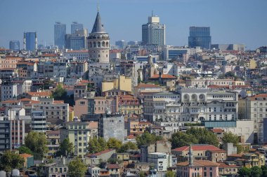 İstanbul, Türkiye - 14 Eylül 2024: Galata Kulesi manzarası, İstanbul, Türkiye 'nin Beyoğlu ilçesinde eski bir Ceneviz kulesi.