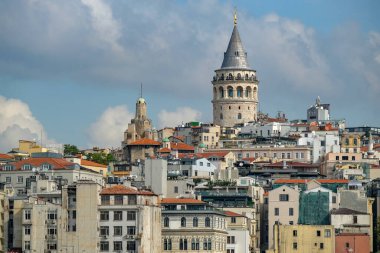 İstanbul, Türkiye - 18 Eylül 2024: Galata Kulesi, İstanbul 'un Beyoğlu ilçesine bağlı eski bir Ceneviz kulesidir..