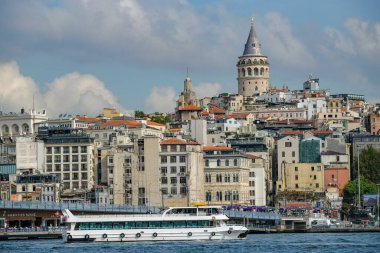 İstanbul, Türkiye - 18 Eylül 2024: Galata Kulesi, İstanbul 'un Beyoğlu ilçesine bağlı eski bir Ceneviz kulesidir..