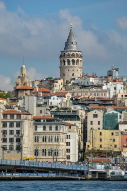 İstanbul, Türkiye - 18 Eylül 2024: Galata Kulesi, İstanbul 'un Beyoğlu ilçesine bağlı eski bir Ceneviz kulesidir..