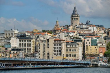 İstanbul, Türkiye - 18 Eylül 2024: Galata Kulesi, İstanbul 'un Beyoğlu ilçesine bağlı eski bir Ceneviz kulesidir..