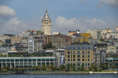 İstanbul, Türkiye - 18 Eylül 2024: Galata Kulesi, İstanbul 'un Beyoğlu ilçesine bağlı eski bir Ceneviz kulesidir..