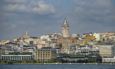 İstanbul, Türkiye - 18 Eylül 2024: Galata Kulesi, İstanbul 'un Beyoğlu ilçesine bağlı eski bir Ceneviz kulesidir..
