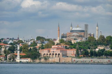 İstanbul, Türkiye - 18 Eylül 2024: Ayasofya eski bir Rum Ortodoks Hıristiyan ataerkil bazilikası, daha sonra bir imparatorluk camisi ve şimdi de İstanbul, Türkiye 'de bir müze..