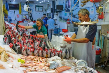 İstanbul, Türkiye - 18 Eylül 2024: Türkiye 'de Palamut olarak da bilinen Atlantik bonito tezgahında satıcılar, İstanbul, Türkiye' deki Kadikoy pazarında.