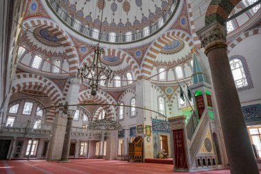 İstanbul, Türkiye - 18 Eylül 2024: Atik Valide Camisi, İstanbul 'un Uskudar ilçesinde 16. yüzyıldan kalma bir Osmanlı imparatorluk camii..