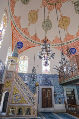İstanbul, Türkiye - 18 Eylül 2024: Cinili Camisi, İstanbul 'un Uskudar ilçesinde 17. yüzyıldan kalma bir Osmanlı camii..