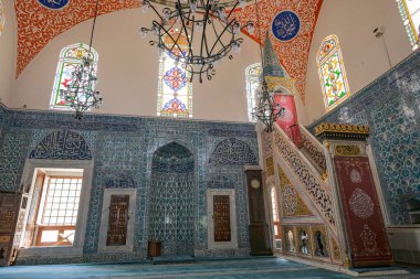 İstanbul, Türkiye - 18 Eylül 2024: Cinili Camisi, İstanbul 'un Uskudar ilçesinde 17. yüzyıldan kalma bir Osmanlı camii..