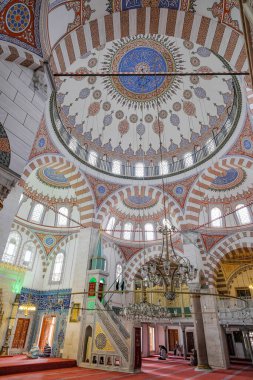 İstanbul, Türkiye - 18 Eylül 2024: Atik Valide Camisi, İstanbul 'un Uskudar ilçesinde 16. yüzyıldan kalma bir Osmanlı imparatorluk camii..