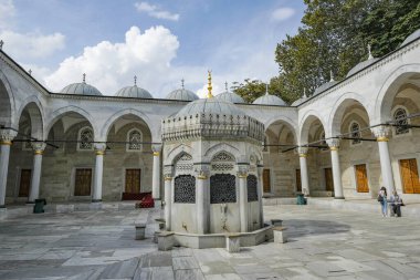 İstanbul, Türkiye - 18 Eylül 2024: Yeni Valide Camisi, İstanbul 'un Uskudar ilçesinde 18. yüzyıldan kalma bir Osmanlı camii..