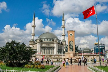 İstanbul, Türkiye - 20 Eylül 2024: Pietro Canonica ve Türkiye 'nin İstanbul kentindeki Taksim Camii tarafından yontulmuş Cumhuriyet Anıtı ile Taksim Meydanı.
