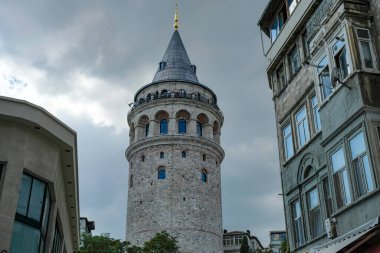 İstanbul, Türkiye - 20 Eylül 2024: Galata Kulesi manzarası, İstanbul, Türkiye 'nin Beyoğlu ilçesinde eski bir Ceneviz kulesi.
