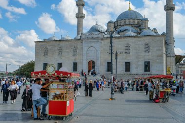 İstanbul, Türkiye - 20 Eylül 2024: İstanbul, Türkiye 'nin Eminonu ilçesindeki Yeni Cami önünde sokak satıcıları.
