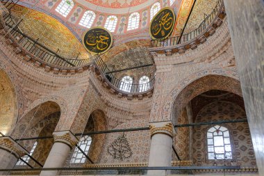 İstanbul, Türkiye - 22 Eylül 2024: İstanbul 'un Eminonu ilçesindeki Yeni Cami veya Yeni Cami.