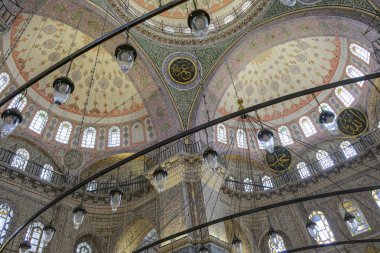 İstanbul, Türkiye - 22 Eylül 2024: İstanbul 'un Eminonu ilçesindeki Yeni Cami veya Yeni Cami.