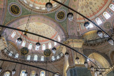 İstanbul, Türkiye - 22 Eylül 2024: İstanbul 'un Eminonu ilçesindeki Yeni Cami veya Yeni Cami.