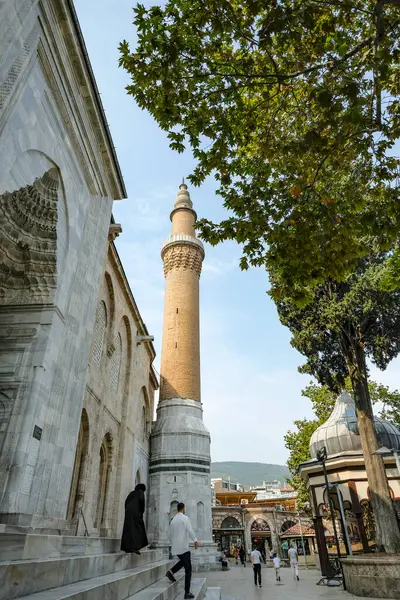 Bursa, Türkiye - 7 Eylül 2024: Bursa Büyük Camii 'ni ziyaret edenler.
