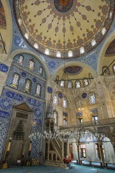 İstanbul, Türkiye - 13 Eylül 2024: İstanbul, Türkiye 'deki Sokollu Mehmed Paşa Camiinin İçi.