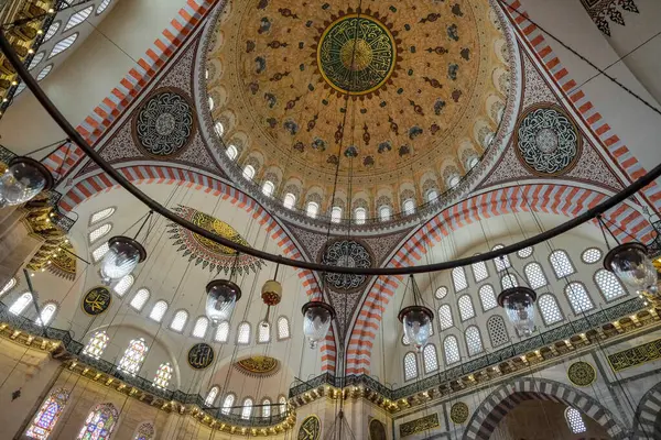 İstanbul, Türkiye - 14 Eylül 2024: Süleyman Camisi İstanbul, Türkiye 'de bir Osmanlı İmparatorluk camii..