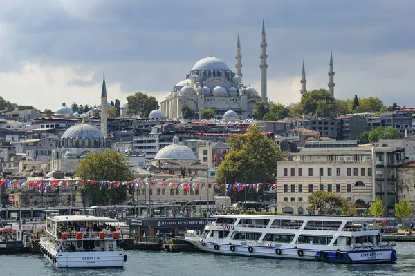 İstanbul, Türkiye - 20 Eylül 2024: Süleyman Camisi İstanbul, Türkiye 'de bir Osmanlı İmparatorluk camii..
