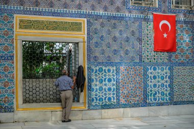 İstanbul, Türkiye - 23 Eylül 2024: Eyüp Sultan Camii 'ni ve İstanbul' daki Ebu Eyyub el Ansari türbesini ziyaret eden bir adam.