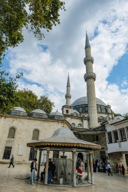 İstanbul, Türkiye - 23 Eylül 2024: Eyüp Sultan Camii 'ni ve Ebu Eyyub el Ansari' nin İstanbul 'daki mozolesini ziyaret eden insanlar.