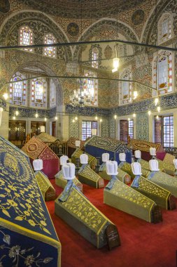 İstanbul, Türkiye - 25 Eylül 2024: İstanbul, Türkiye 'deki Mavi Cami yakınlarında bulunan Sultan I. Ahmet anıtı.