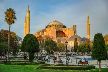 İstanbul, Türkiye - 25 Eylül 2024: Ayasofya eski bir Rum Ortodoks Hıristiyan ataerkil bazilikası, daha sonra bir imparatorluk camisi ve şimdi de İstanbul, Türkiye 'de bir müze..