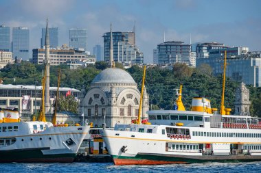 İstanbul, Türkiye - 27 Eylül 2024: Dolmabahçe Camii, İstanbul 'un Beyoğlu ilçesinde bir barok camii..