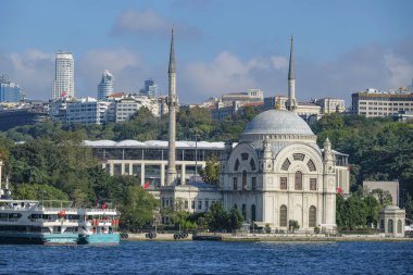 İstanbul, Türkiye - 27 Eylül 2024: Dolmabahçe Camii, İstanbul 'un Beyoğlu ilçesinde bir barok camii..