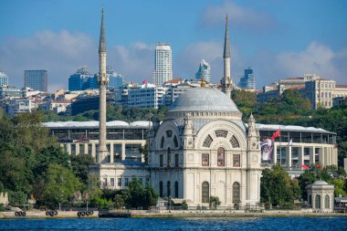 İstanbul, Türkiye - 27 Eylül 2024: Dolmabahçe Camii, İstanbul 'un Beyoğlu ilçesinde bir barok camii..