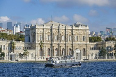 İstanbul, Türkiye - 27 Eylül 2024: Dolmabahce Sarayı İstanbul, Türkiye 'deki ilk Avrupa Neo-Barok tarzı saraydı.