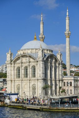 İstanbul, Türkiye - 27 Eylül 2024: Ortakoy Camisi veya Mecidiye Camii İstanbul 'un Ortakoy semtindeki İstanbul Boğazı' nın batı kıyısında yer almaktadır..