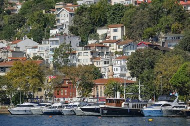 İstanbul, Türkiye - 27 Eylül 2024: İstanbul, Türkiye 'de İstanbul Boğazı' nın Avrupa yakasında yer alan Beşiktaş ilçesinin manzaraları.