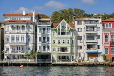 İstanbul, Türkiye - 27 Eylül 2024: İstanbul, Türkiye 'de İstanbul Boğazı' nın Avrupa yakasında yer alan Beşiktaş ilçesinin manzaraları.