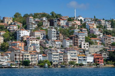 İstanbul, Türkiye - 27 Eylül 2024: İstanbul, Türkiye 'de İstanbul Boğazı' nın Avrupa yakasında yer alan Beşiktaş ilçesinin manzaraları.