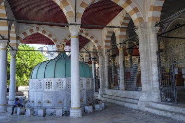 İstanbul, Türkiye - 28 Eylül 2024: Mihrimah Sultan Camisi, İstanbul 'un Uskudar ilçesinde 16. yüzyıldan kalma bir Osmanlı camii..